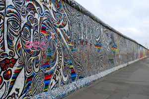 Copertina della recensione del libro L'uomo che aveva visto tutto, raffigurante il muro di Berlino
