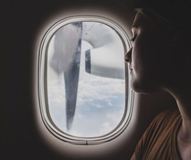 donna-guarda-dal-finestrino-di-un-aereo