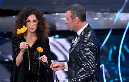 Teresa Mannino e Amadeus - Sanremo 2024 - terza serata