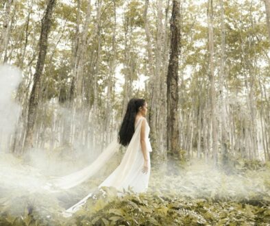bosco evanescente e figura femminile vestita di bianco