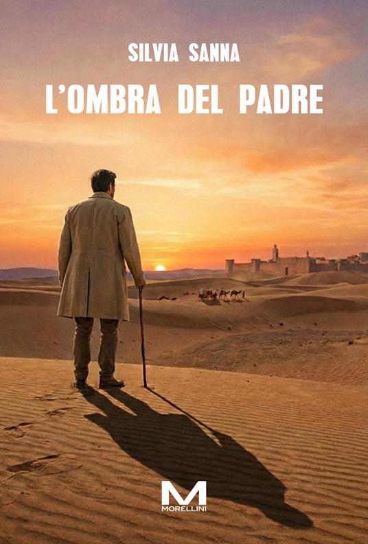 Copertina del libro L'ombra del padre di Silvia Sanna, pubblicato da Morellini Editore. Un uomo di spalle osserva il deserto in lontananza; indossa un impermeabile e si regge a un bastone. Cammelli sulla sabbia e una città si stagliano all'orizzonte. 