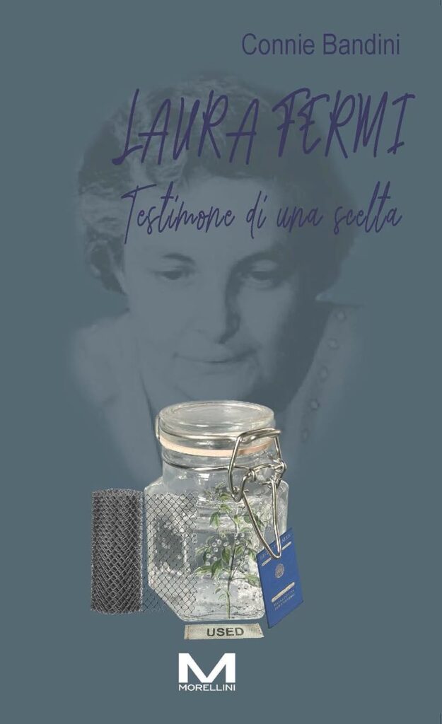 Copertina del libro Laura Fermi. Testimone di una scelta di Connie Bandini edito da Morellini. In copertina la foto dei Laura Fermi intenta a guardare un barottolo di vetro chiuso nel quale c'è una pianta.