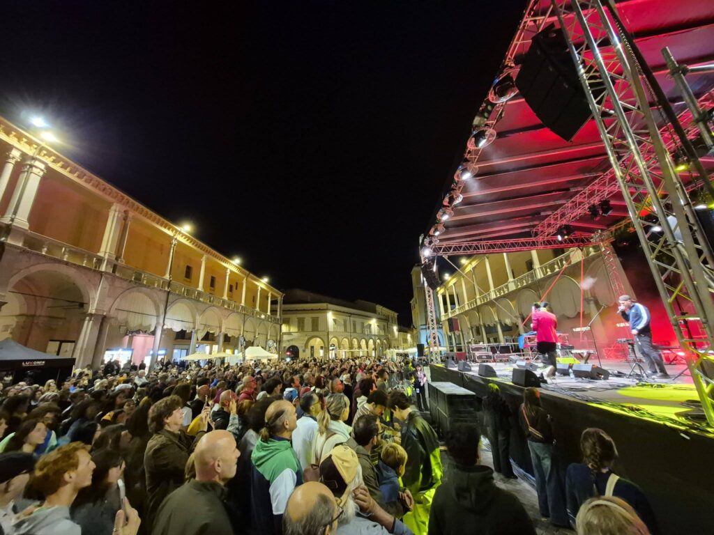 MEI - Meeting delle Etichette Indipendenti - Pubblico in piazza e una band si esibisce sul palco del MEI