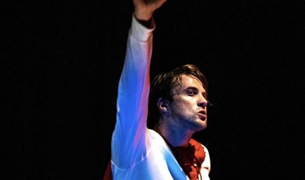 Stefano Annoni in Capitan Amazing sul palco del Vittoria di Roma
