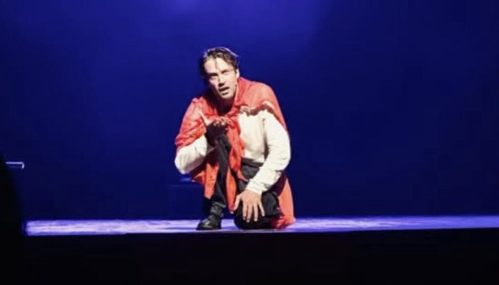 Annoni è in scena per il suo monologo finale