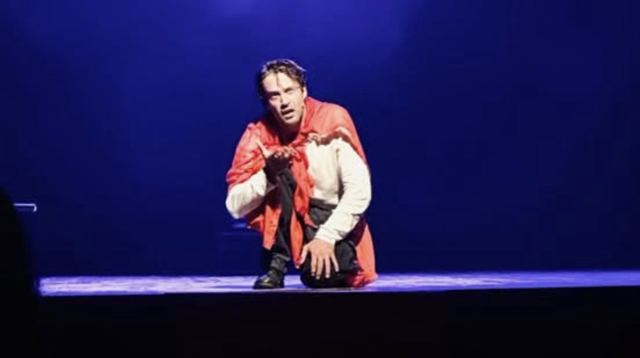 Annoni è in scena per il suo monologo finale