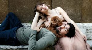 Giulio Corso e Federica De Benedittis in un posato promozionale. L'attrice è seduta su una panchina di marmo, mentre lui è sdraiato con la testa sopra le cosce dell'attrice. Lei posa il gomito sulla pancia di lui. In mezzo a loro un cane dal manto marrone.