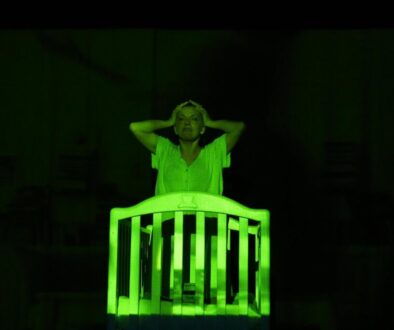 Luana Pantaeo è in scena illuminata di verde