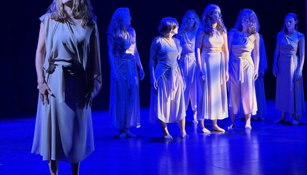 tutto il cast è in scena in una coreografia