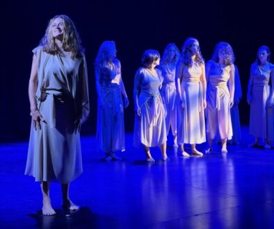 tutto il cast è in scena in una coreografia