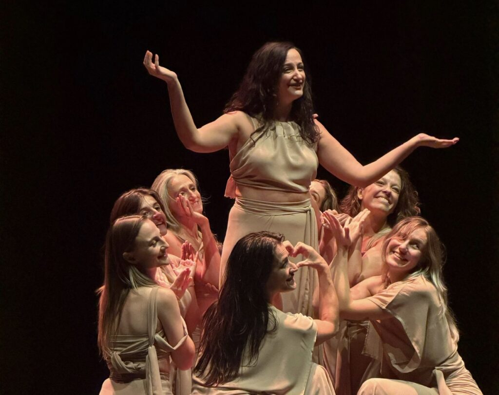 Francesca Anzidei, Carlotta Solidea Aronica, Alice Bertini, Alessandra Berton, Eleonora Bracci, Evelyn Casamassimi, Eliana Ghione e Adelaide Pianca in Pelle di fiaba. Le attrici sono disposte in cerchio e inginocchiate: una di loro è in piedi in mezzo alle altre, in piedi e con le braccia aperte.