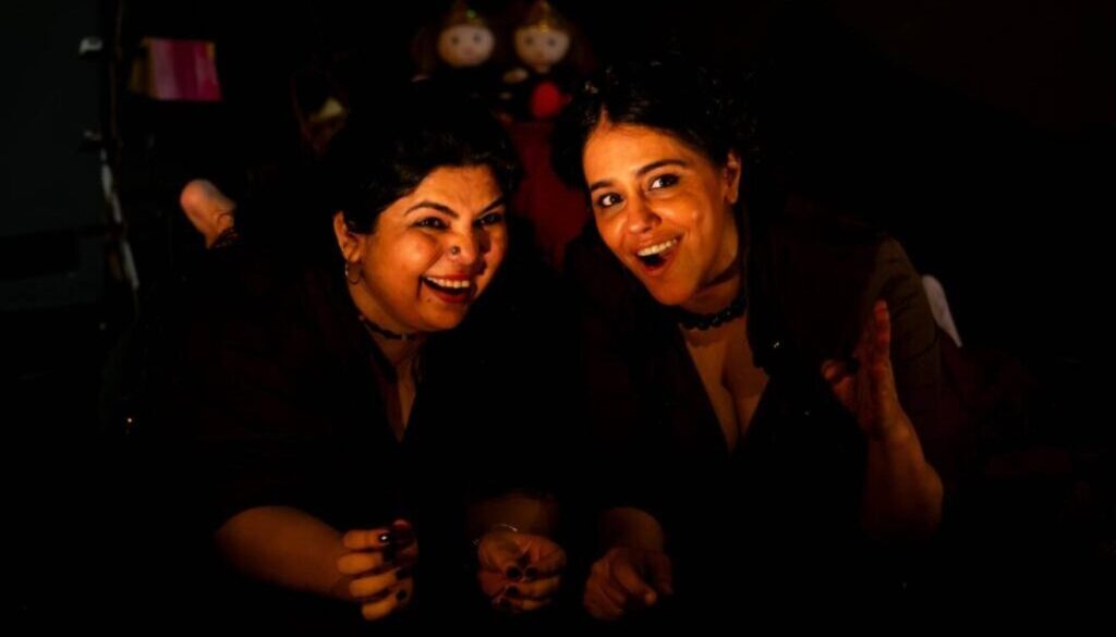 Le attrici Taranjit Kaur e Dilnaz Irani insieme in una scena dello spettacolo The Chai Queens, presentato al Milano Off Fringe Festival.