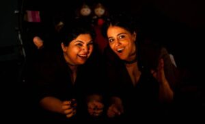 Le attrici Taranjit Kaur e Dilnaz Irani insieme in una scena dello spettacolo The Chai Queens, presentato al Milano Off Fringe Festival.